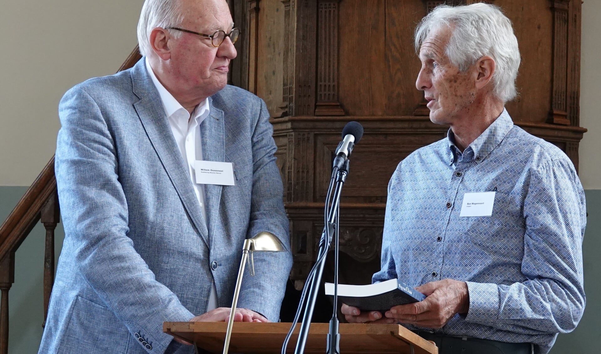 Hoofdredacteur Willem J. Ouweneel (links) overhandigt het eerste exemplaar van ‘Weg van Oolde’ aan Ben Wagenvoort uit Eefde. Foto: PR