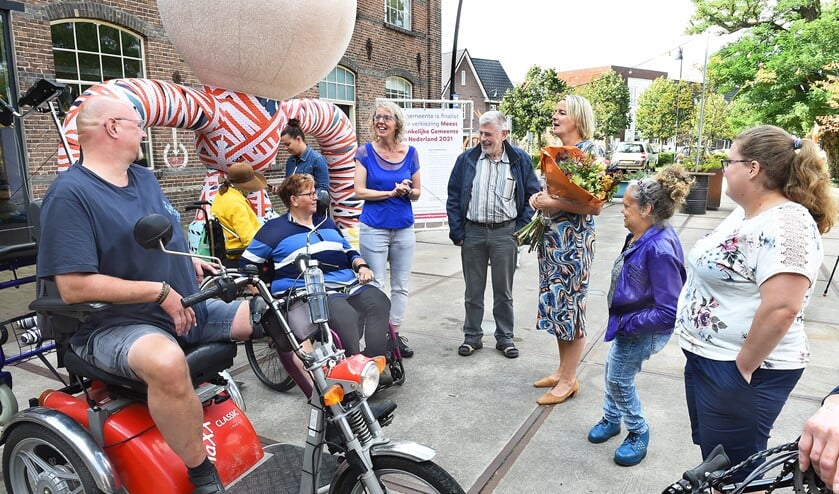 Werkgroepleden Onbeperkt Meedoen (Sandra Gosseling) in gesprek met wethouder Janine Kock toen de finaleplaats bekend werd gemaakt.