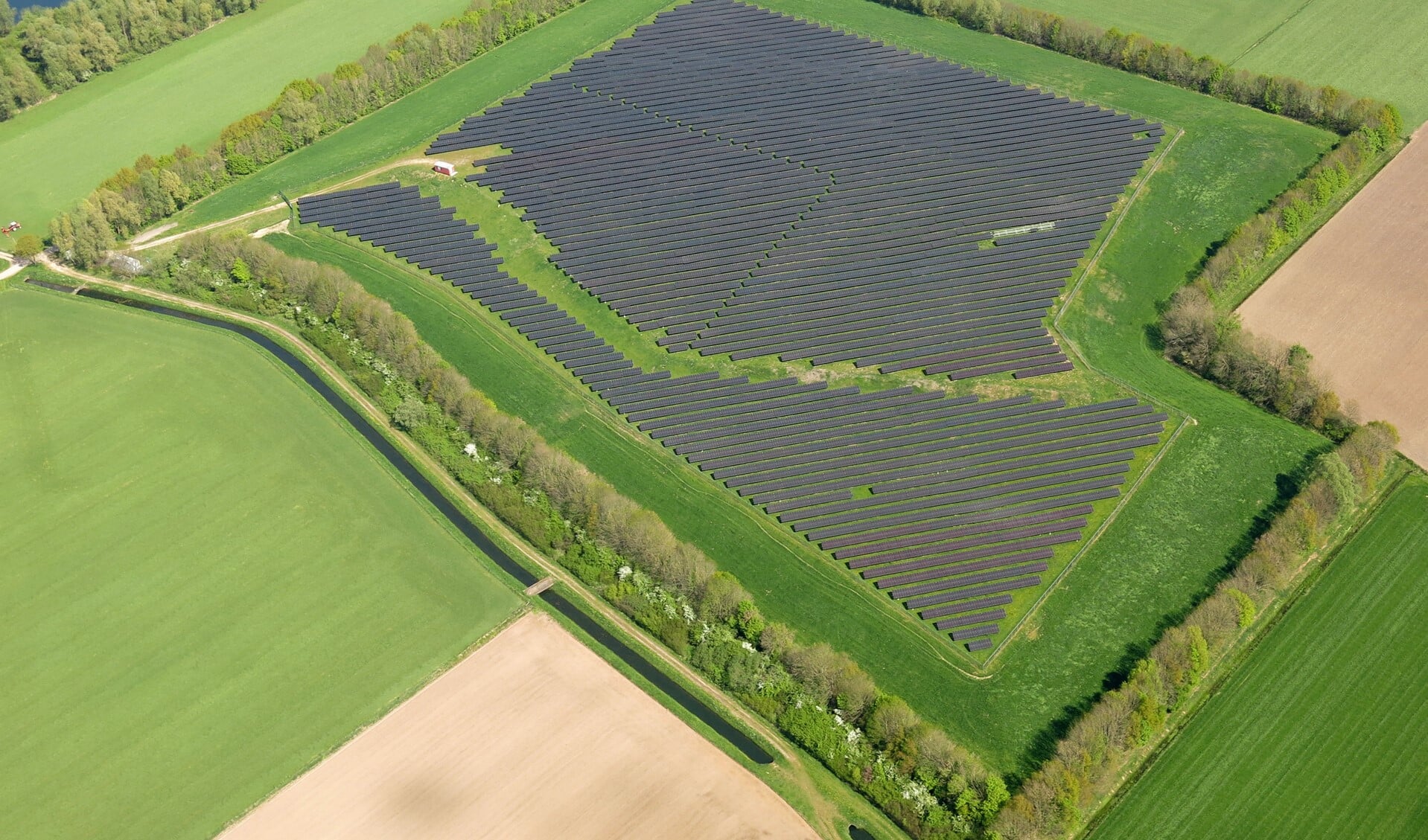Luchtfoto van het solarpark. Foto: PR