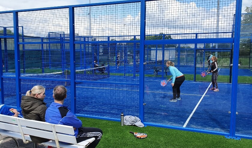 <p>Padel, een soort kruising tussen tennis en squash, is de status van hype voorbij. Foto: PR</p>