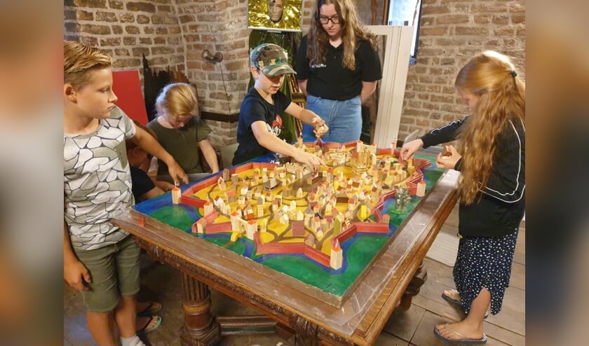 <p>De Middeleeuwse stad Zutopia in de Zutphense Kruittoren trok tijdens het Open Monumentenweekend veel bezoekers. Foto: Walhallab</p>