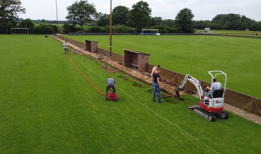 <p>De aanleg van de bekabeling voor de nieuwe lichtmasten rond het hoofdveld. Foto: PR</p>