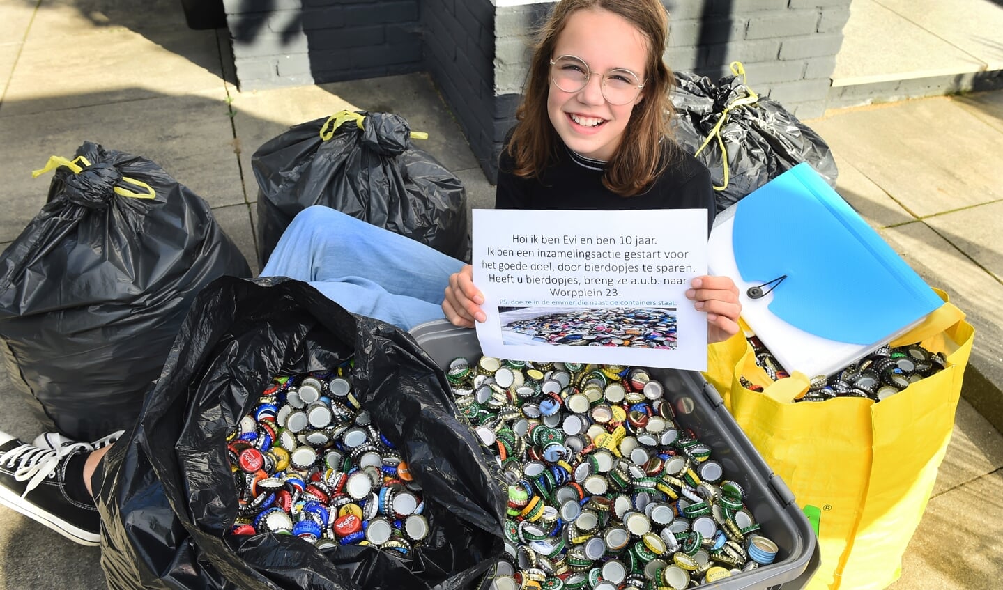 Evi ten Broeke zamelt kroonkurken en bierdopjes in voor Kika. Archieffoto: Roel Kleinpenning