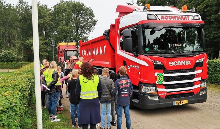Een beeld van de praktische instructie van diverse verkeersregels nabij ’t Strootman. Foto: Theo Huijskes