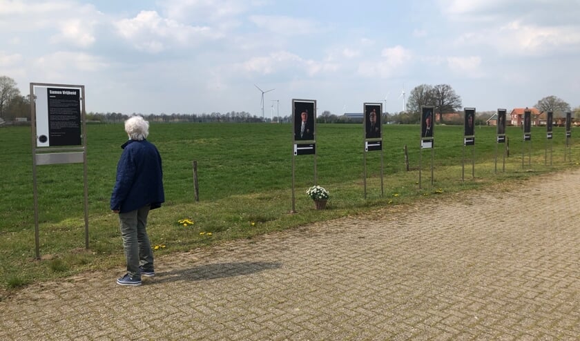 Itte bij het informatiepaneel. Bij de foto van Evert staan bloemen. Foto PR