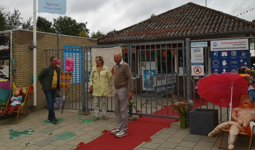 <p>De fotodoeken worden onthuld door bestuursleden André Bijenhof, Willemien Kamphorst en voorzitter Jaap van de Vosse (v.l.n.r.). Foto: PR Zwembad Steenderen</p>