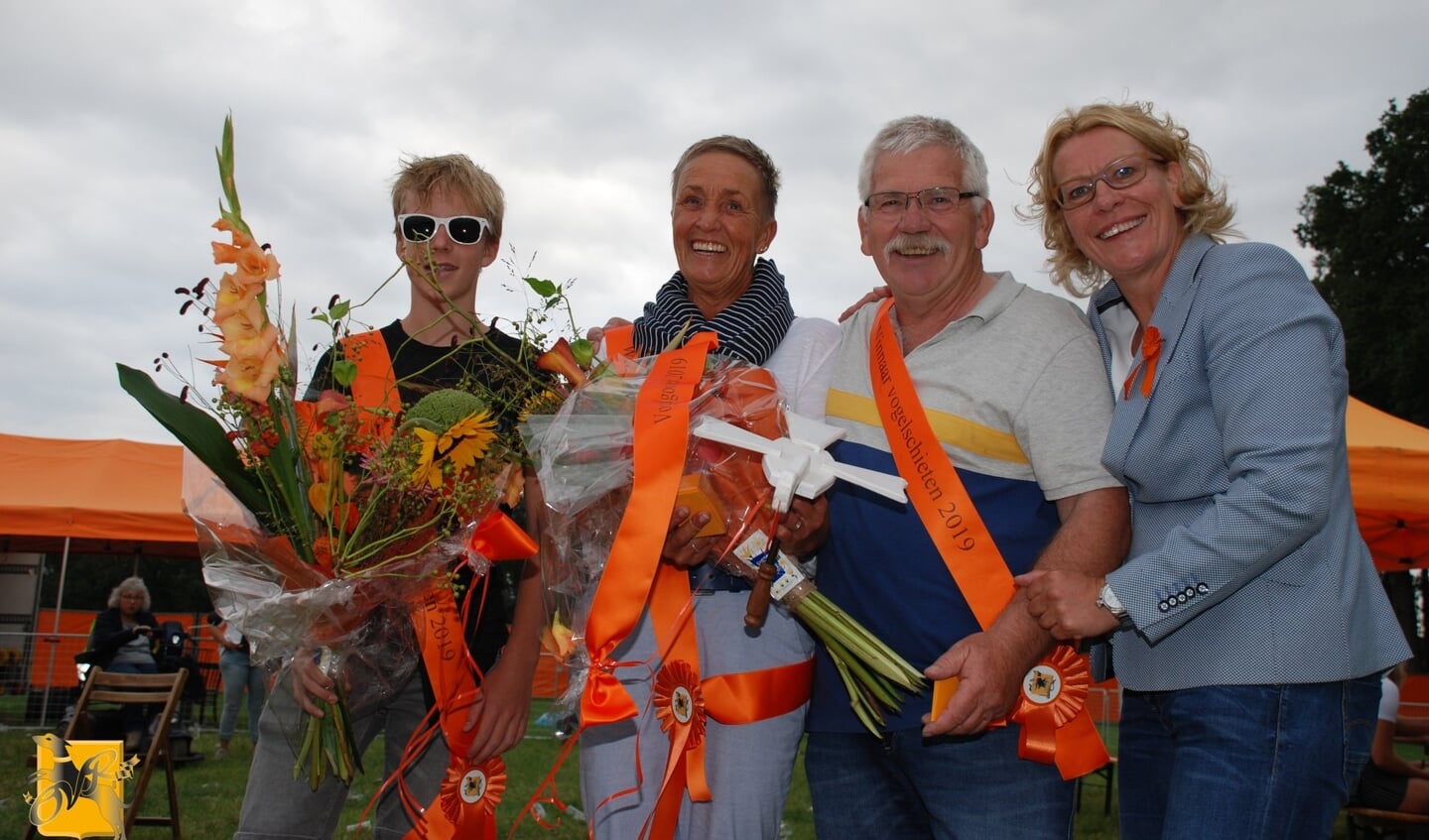 Twee jaar geleden werden jeugdkoning Jurre Grob, koningin Christa Meulenveld en koning Bennie Bokstart door voorzitter Ineke Nijen Es van Oranjevereniging Ruurlo (vlnr) gehuldigd. Foto: PR  