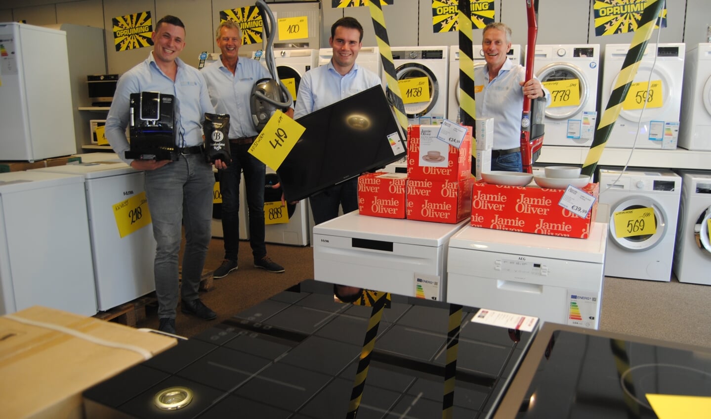 Jan Witteveen (r) en Kasper van Bindsbergen (l.) met medewerkers in de Obbink-winkel in Ruurlo. Foto: Achterhoek Nieuws