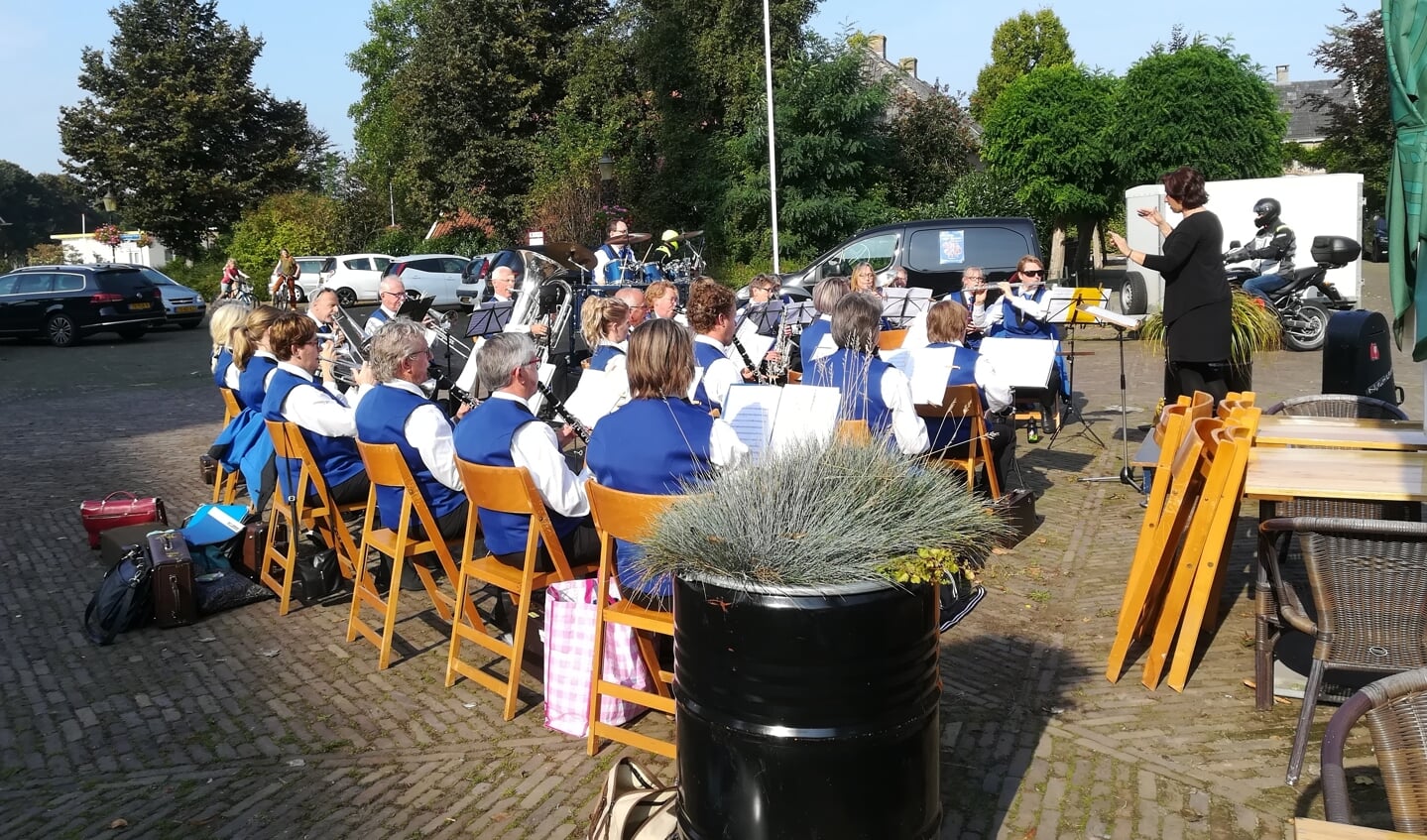 De Kleintje Kermis concertjes van Nieuw Leven starten op het Marktplein in Steenderen. Foto: Maria Schotman