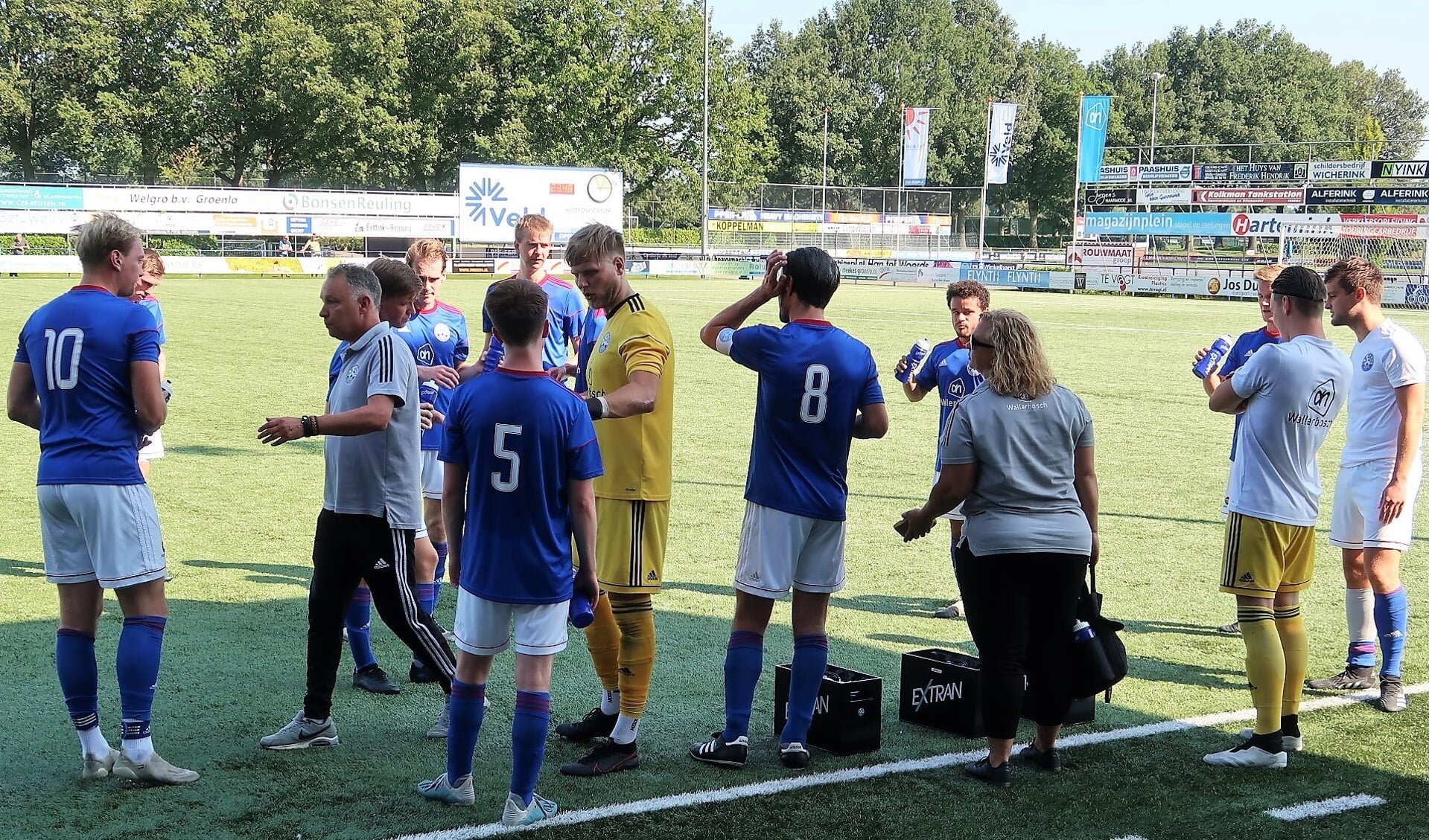 Een drinkpauze tijdens de bekerwedstrijd Grol 1 – FC Suryoye 1. Foto: Theo Huijskes