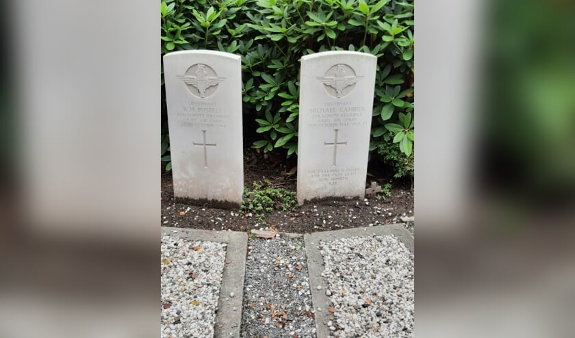 <p>De zoektocht heeft de initiatiefnemers in contact gebracht met Ruud Kreling uit Apeldoorn die over de twee parachutisten Michael Gambier en Raymond Bussell een boek heeft uitgebracht. Foto: PR</p>