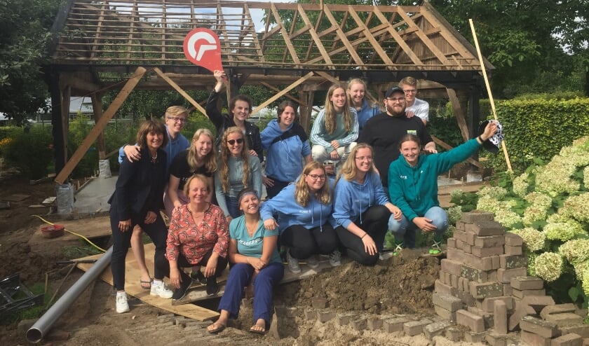<p>De groep Rijsburgse jongeren op werkvakantie in de Achterhoek. Foto: Present Bronckhorst/Doetinchem</p>