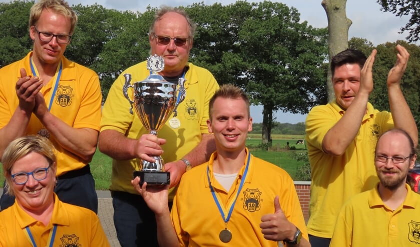 <p>Bovenste rij vlnr: Marcel te Brake, Hans Halleriet en Ramon Halleriet. Onderste rij vlnr: Merian Halleriet, Arno te Brake en Youri Goldewijk. Foto: Bennie Smeenk</p>