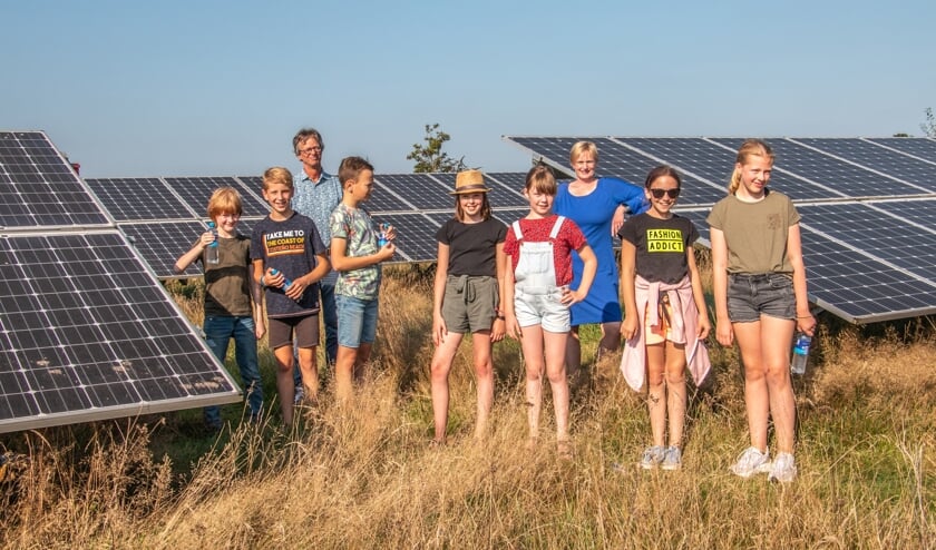 Het kinderparlement maakt onder leiding van Erik Mol en in bijzijn van burgemeester Marianne Besselink een rondleiding over Solarpark De Kwekerij. Foto: Liesbeth Spaansen