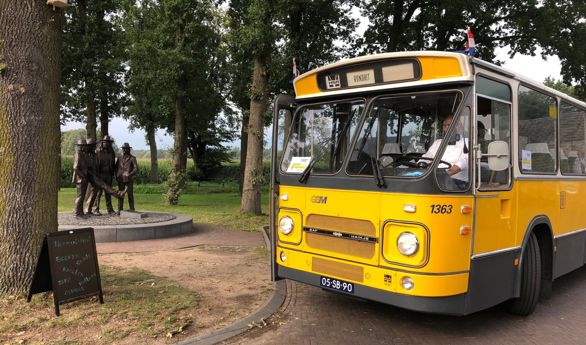 De busroutes werden bijzonder gewaardeerd door de gasten van de Zonnebloem; ze maakten mooie stops, zoals hier bij het Normaal-monument in Hummelo. Foto: Margo van Steen