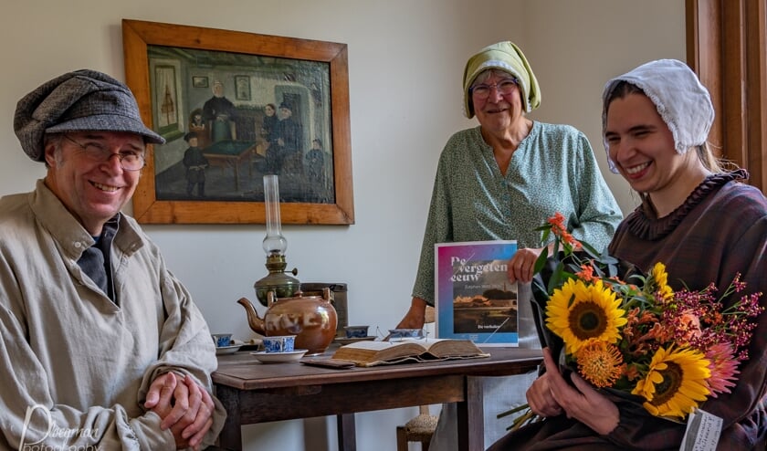 De duizendste bezoeker Peter Meertens en familie, samen met gastvrouw Mies van der Schuyt (midden) in de stijl van de negentiende-eeuwse eeuw in het David Evekinkhuisje. Foto: Paul Ploegman/Gilde Zutphen