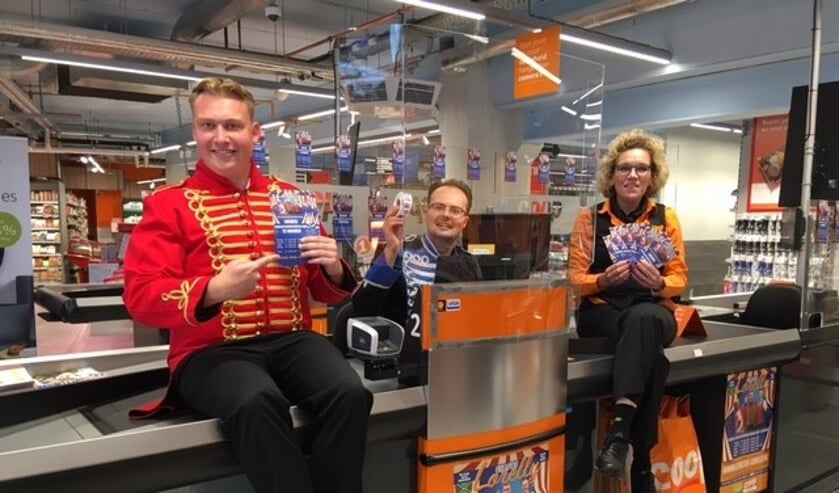 <p>Yoshi Berends en Lennart Schoppers van Circus Lorelly met Monique van der Voort van de Coop Vorden. Foto: PR</p>