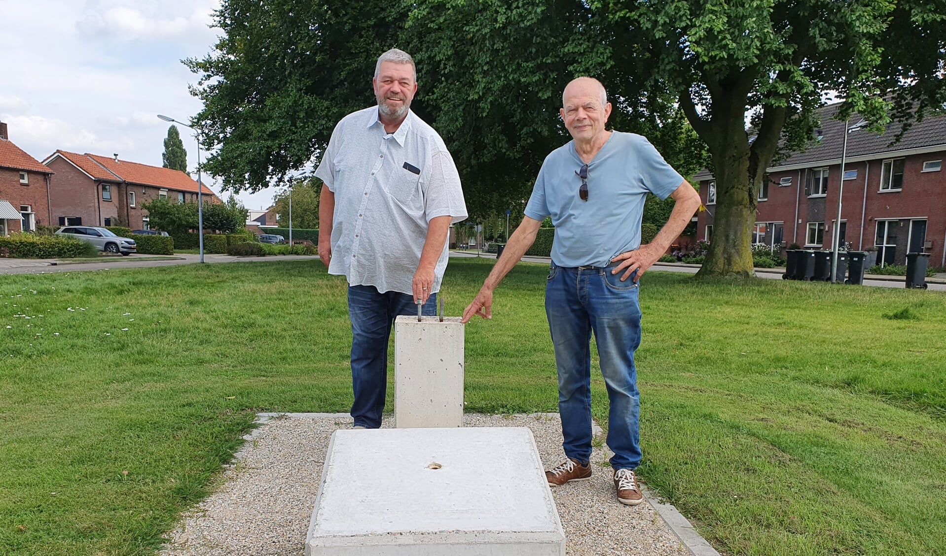 Theo Leemreize (links) en Jan Geerdinck in het Joep ter Haar Plantsoen, op de plek waar het monument 'Klein Engeland' zondag onthuld zal worden. Foto: Henri Walterbos
