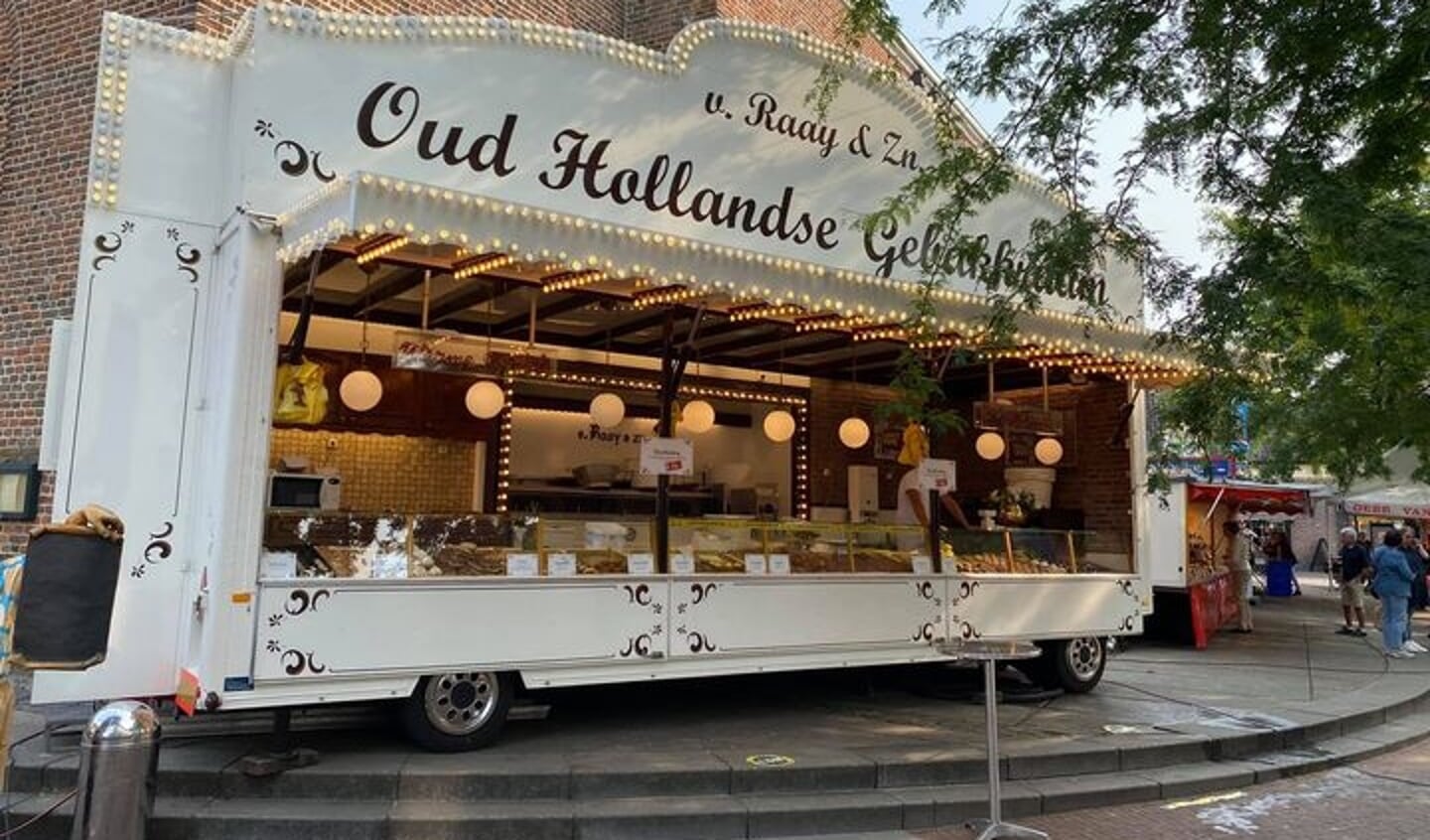 Van donderdag tot en met zondag staat de oliebollen- en gebakskraam van de familie Van Raaij bij de Dorpskerk op het Kerkplein. Foto: PR