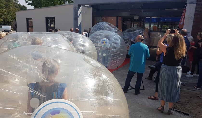 Kinderen in bubbels wijden de bibliotheek in. Foto: Mark Ebbers