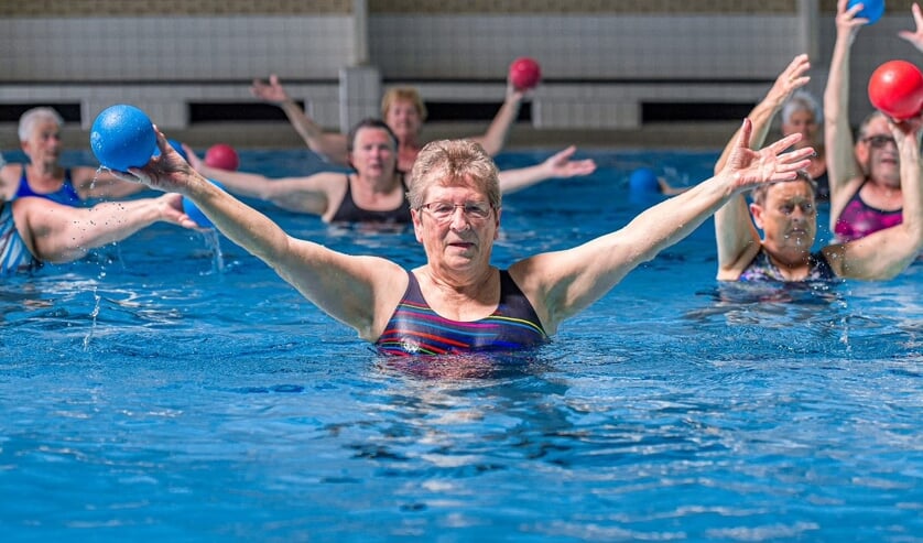 Veel mensen zijn blij dat ze weer kunnen bewegen in het water. Foto: Kees-Jan van Overbeeke