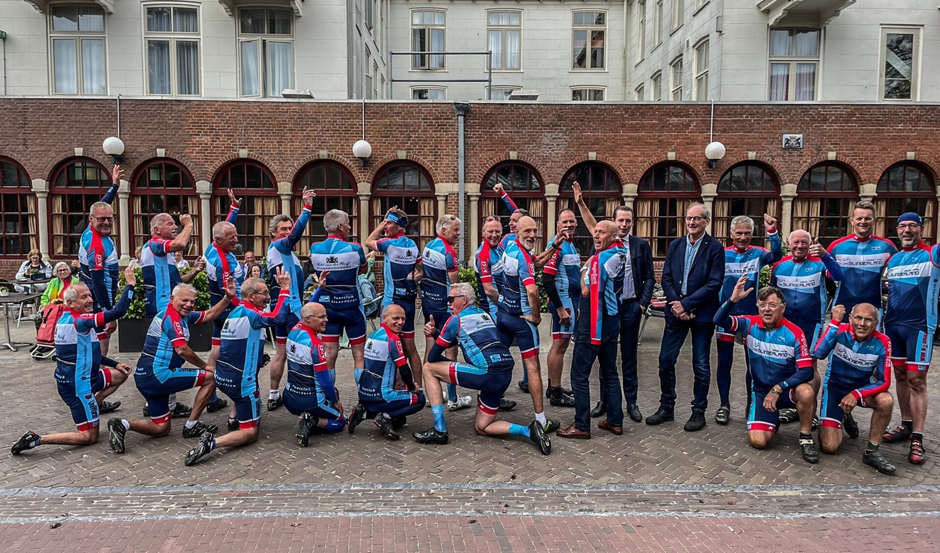 Wielrenners van Toerclub Steenderen gingen op de fiets naar Schiermonnikoog om hun kleding te presenteren aan hun sponsor. Foto: TC Steenderen