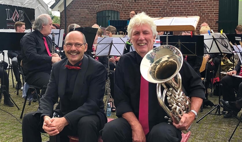 <p>Dirigent Sander Waamelink en Henk Wesselink verheugen zich op het concert. Foto: Fréderique van den Berg</p>