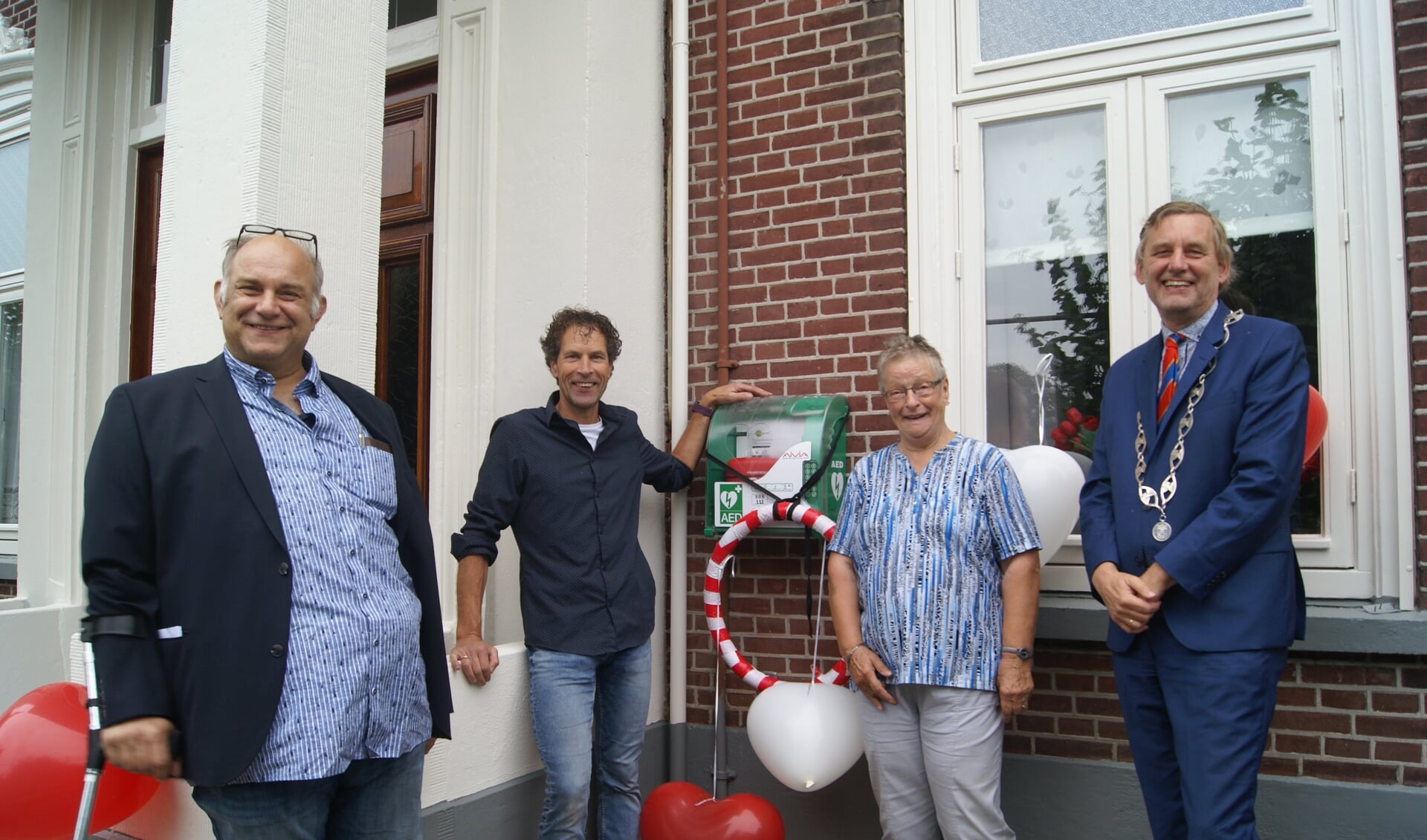 Van links naar rechts: Willem Stoelhorst, Frank Roos (Cederhof), Rika Geurink (bewoonster Cederhof) en Anton Stapelkamp. Foto: Eva Schipper