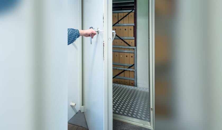 <p>Deze deur blijft normaal gesloten voor publiek, maar tijdens Open Monumentendag mag je wel in het depot van het Regionaal Archief komen, helemaal alleen. Of is er toch nog iemand …? Foto: Erfgoedcentrum Zutphen</p>
