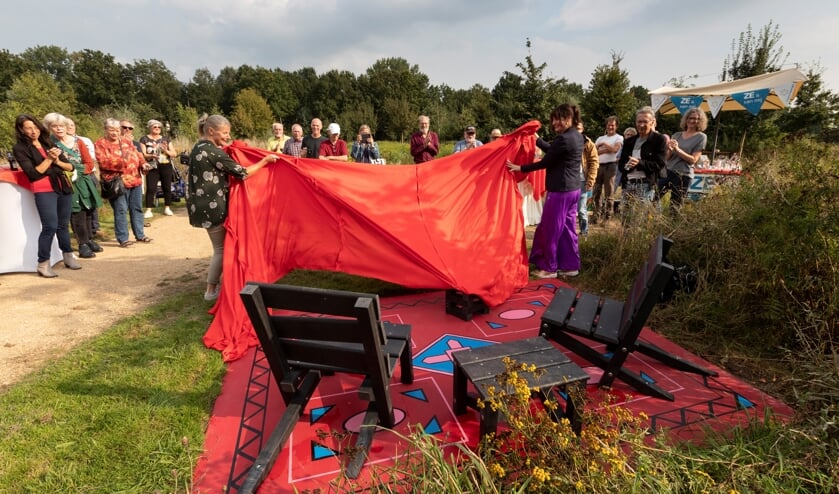 Hester van Zijll de Jong (l) en wethouder Eva Boswinkel (r) onthullen het zitje. Foto: Patrick van Gemert