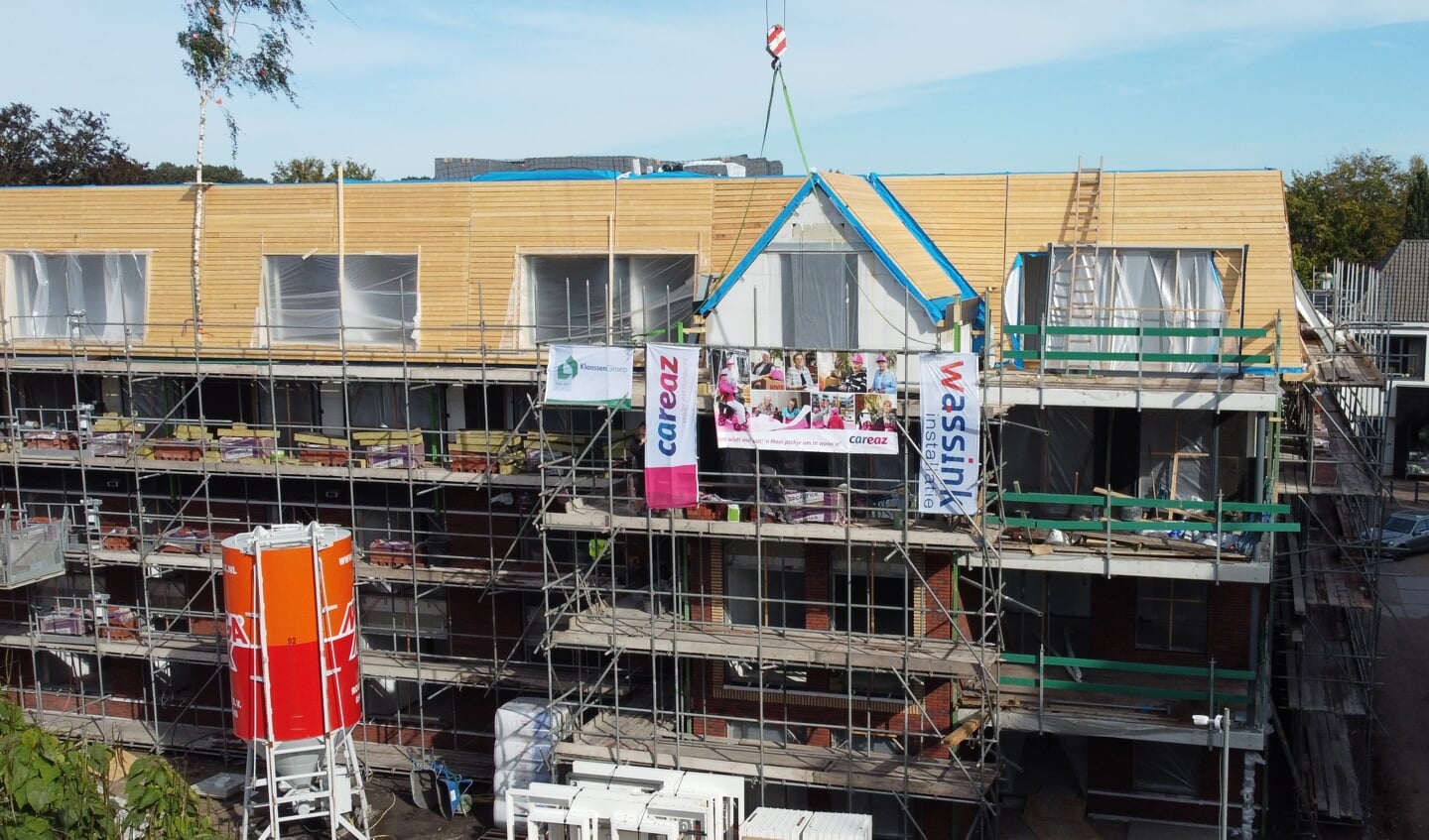 Banner van Careaz hangt aan de gevel van de nieuwbouw woon-zorgcomplex van Antoniushove.