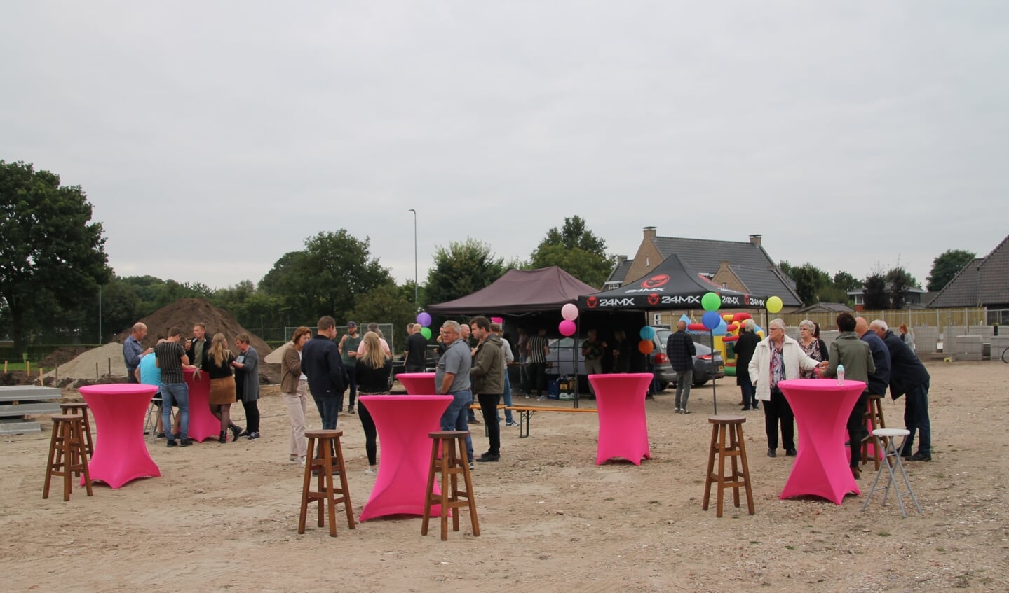 Nieuwe bewoners, buurtbewoners en genodigden worden verwelkomd met koffie. Foto: Annekée Cuppers