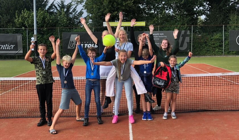 <p>Prijswinnaars van de Jeugdclubkampioenschappen van HLTC Het Elderink. Foto: E. Hoeksma</p>