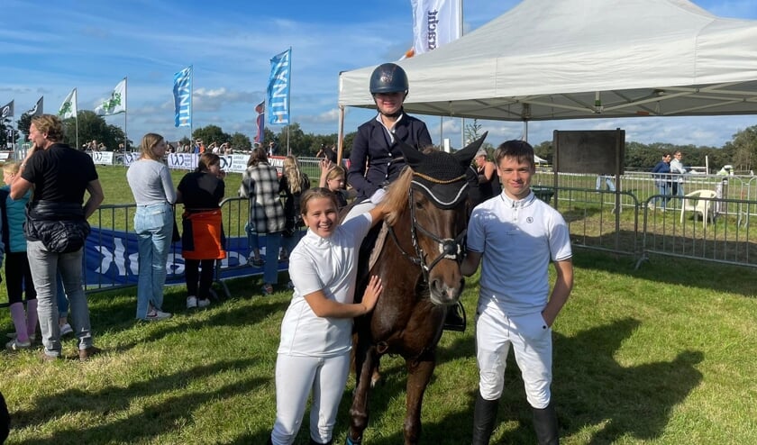 Britt Tijhuis, Chiel Roelink en Rosalynn Roelink tijdens het concours in Varsseveld. Foto: PR
