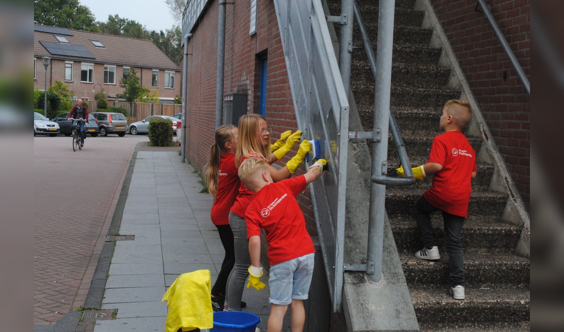 De leerlingen maken de buurt, waaronder winkelcentrum Dreiumme, schoon. Foto: Will vd Brand