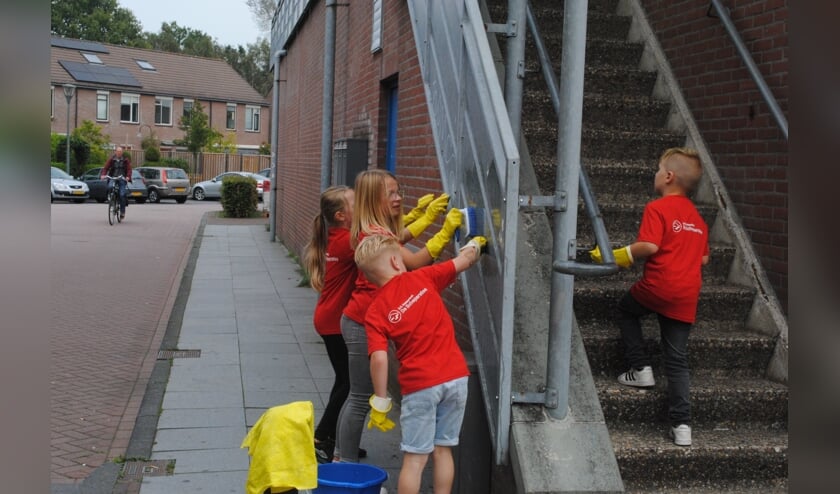 <p>De leerlingen maken de buurt, waaronder winkelcentrum Dreiumme, schoon. Foto: Will vd Brand</p>