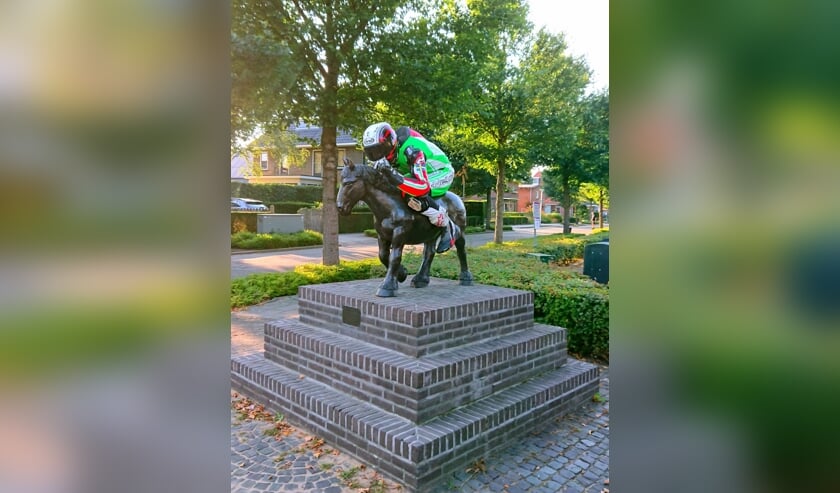 De Zweedse coureur maakte ook een rondje door het dorpscentrum van Hengelo. Foto: Facebook/Jeffrey Boer