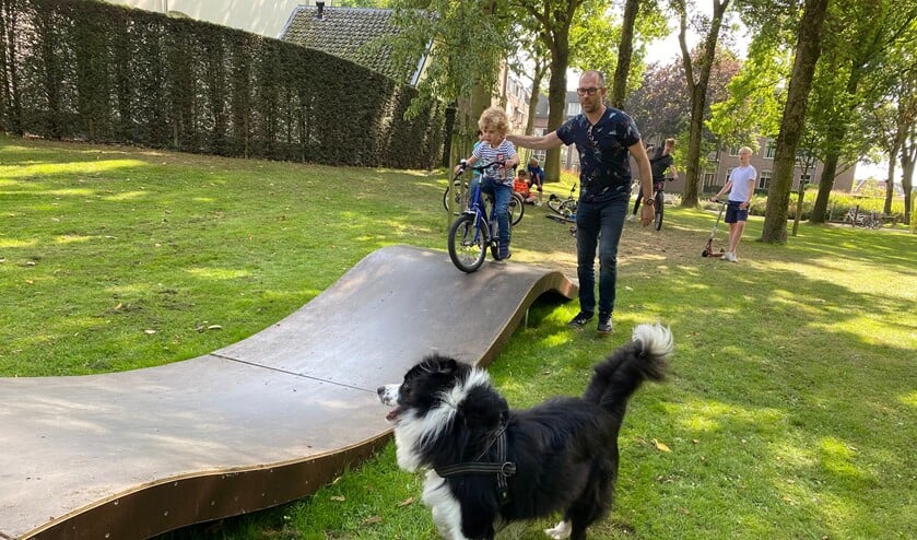 <p>De pumptrackbaan is voor jong en oud. Voor de bijna vierjarige Floris nog een beetje spannend, maar gelukkig kreeg hij hulp van papa Daniël. </p>