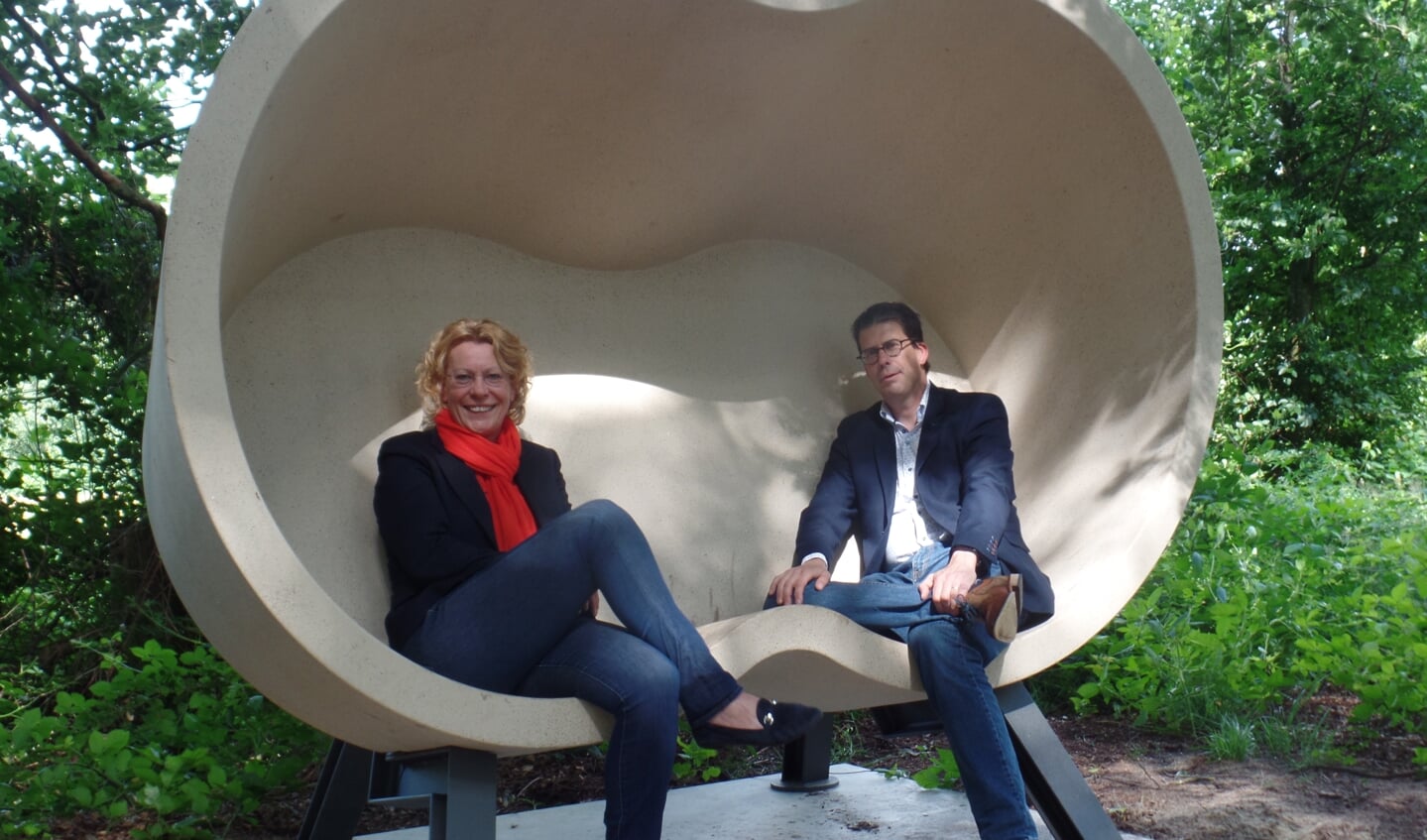 Voorzitter Ineke Nijen Es van Oranjevereniging Ruurlo en burgemeester Joost van Oostrum hadden afgelopen zomer al een gesprek over de Septemberfeesten in Ruurlo; maar uiteindelijk vinden deze komend weekeinde toch geen doorgang. Foto: Jan Hendriksen