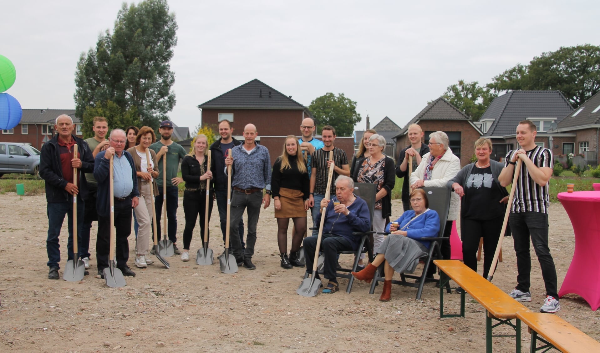 De kaveleigenaren kregen symbolisch een bats uitgereikt. Foto: Annekée Cuppers