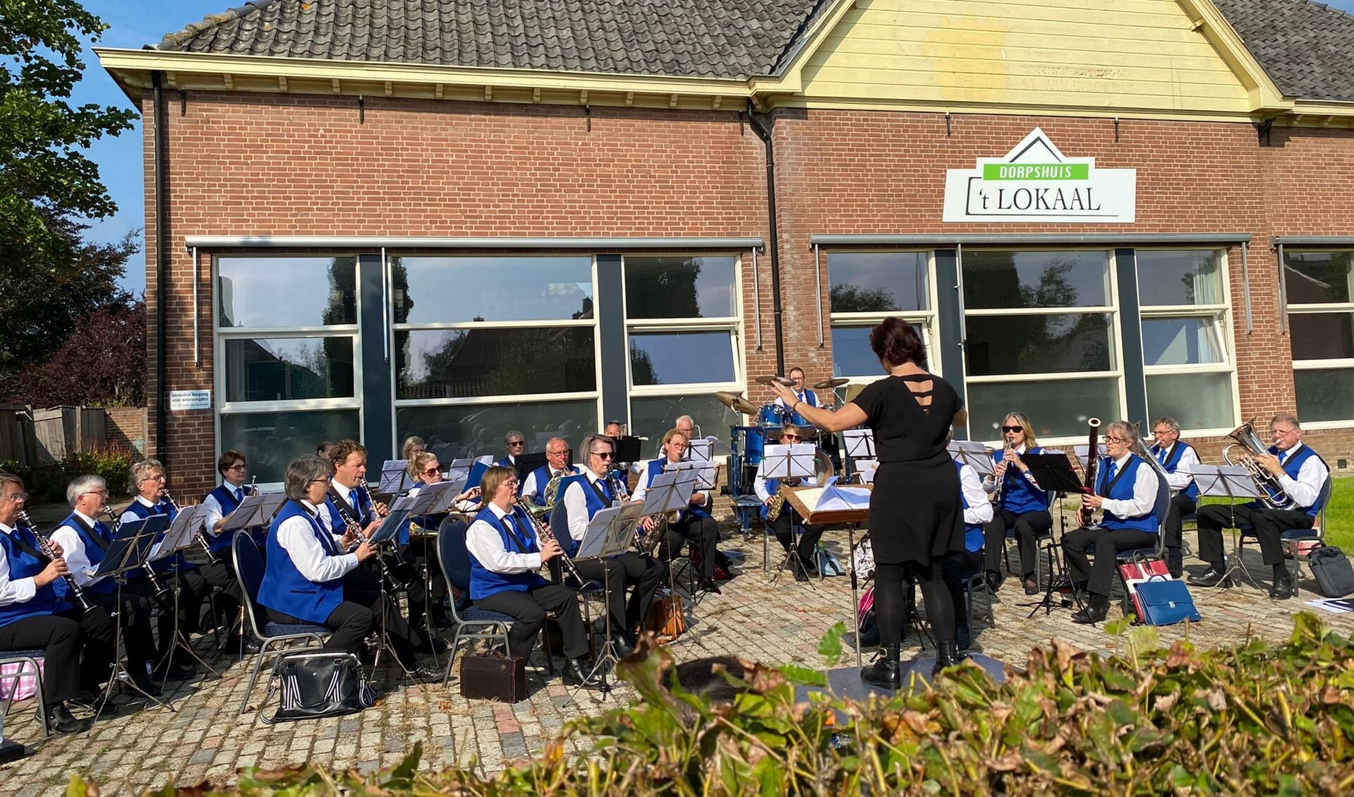 Harmonie Nieuw Leven speelt bij Dorpshuis 't Lokaal in Olburgen. Foto: Mike de Boer