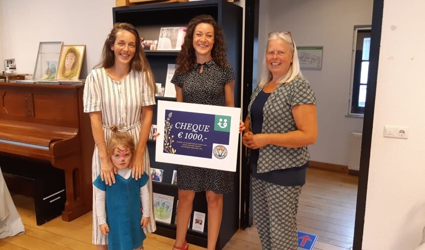 Willemijn Voorham en Merel Hubatka van Buddy to Buddy ontvangen de cheque van Rudie van den Berg, Soroptimistclub Zutphen. Foto: PR
