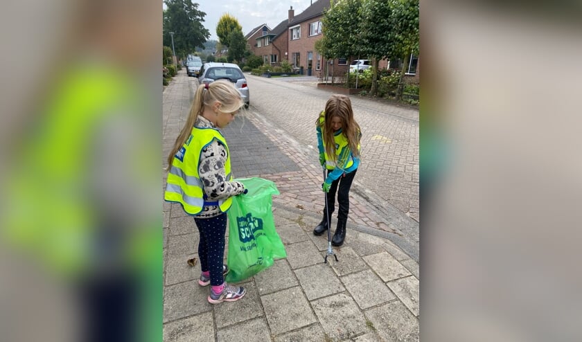 De jeugd van de Dorpsschool Halle actief bij de opschoondag. Foto: Cindy te Pas