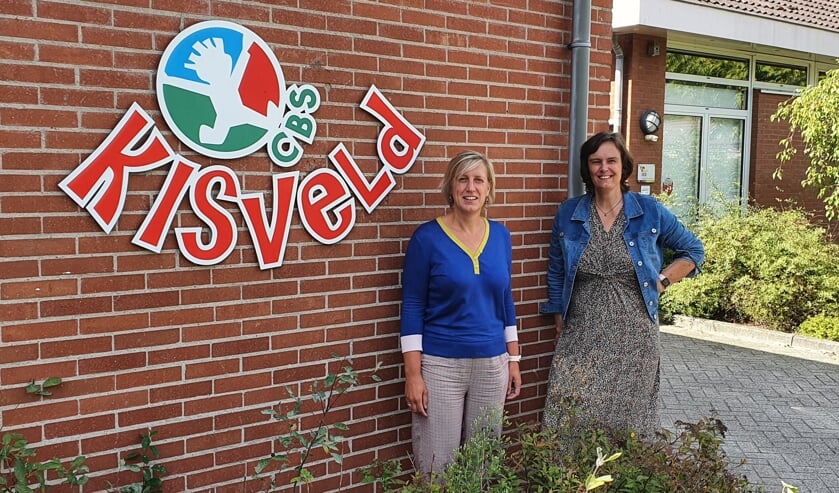 Directeur Linda Tukkers (r) en locatieleider Margriet Koning van basisschool Kisveld. Foto: Rob Weeber