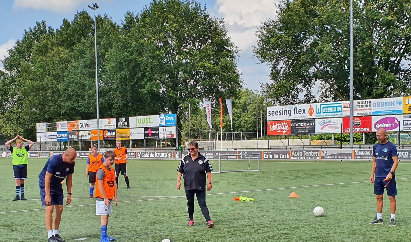 Graafschap-trainers Reinier Robbemond en Richard Roelofsen, en leidster Pien Reinders instrueren Dani Hoffman van Grol-Longa voor het nemen van een penalty.