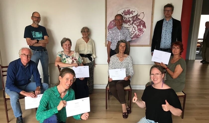 Achterste rij vlnr: Arjen de Haan, Mies Zweers, Jan Kruisheer en wethouder Henk van Zeijts
Middelste rij v.l.n.r.: Pieter de Jong, Yvonne Beening, Gemma Hammink en Szandra Stijnman
Voorgrond: Goverien Teerds en Annemarie Smith
(2 netwerkcoaches ontbreken op de foto: Purnama Schmutzler en Cor Vermaat). Foto: PR