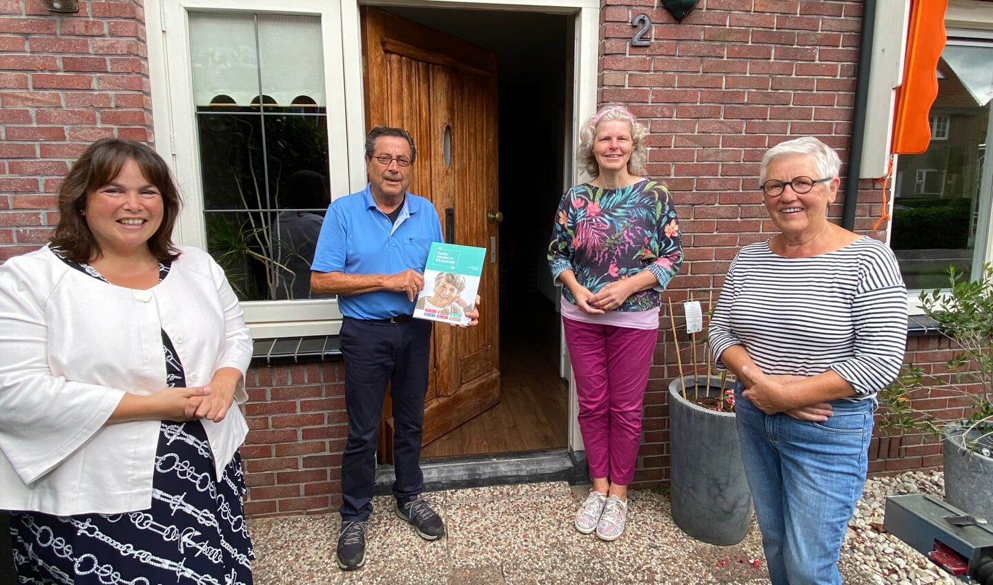 Op de foto van links naar rechts: Wethouder Elvira Schepers, de heer Konings, Claudia Bosscher (Coördinator Ouderenadviseurs de Post) en Martje Haan (Vrijwillige Ouderenadviseur). Foto: PR