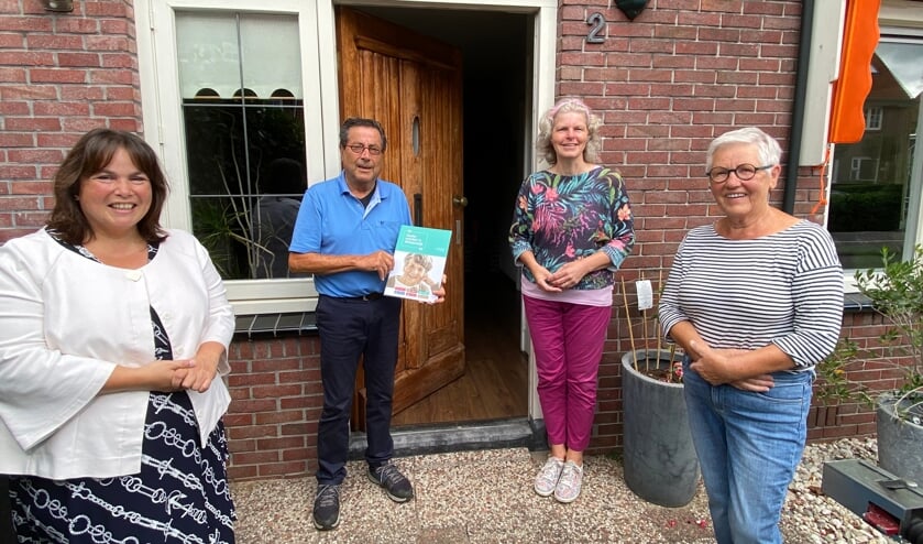 Op de foto van links naar rechts: Wethouder Elvira Schepers, de heer Konings, Claudia Bosscher (Coördinator Ouderenadviseurs de Post) en Martje Haan (Vrijwillige Ouderenadviseur). Foto: PR