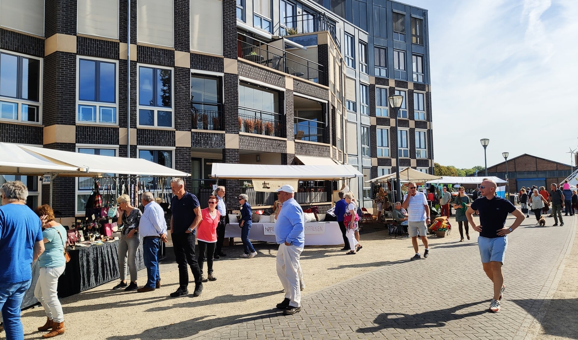 Kraam van het naaiatelier Kieskleurig op de kade van Doesburg. Foto: Hans Wonink