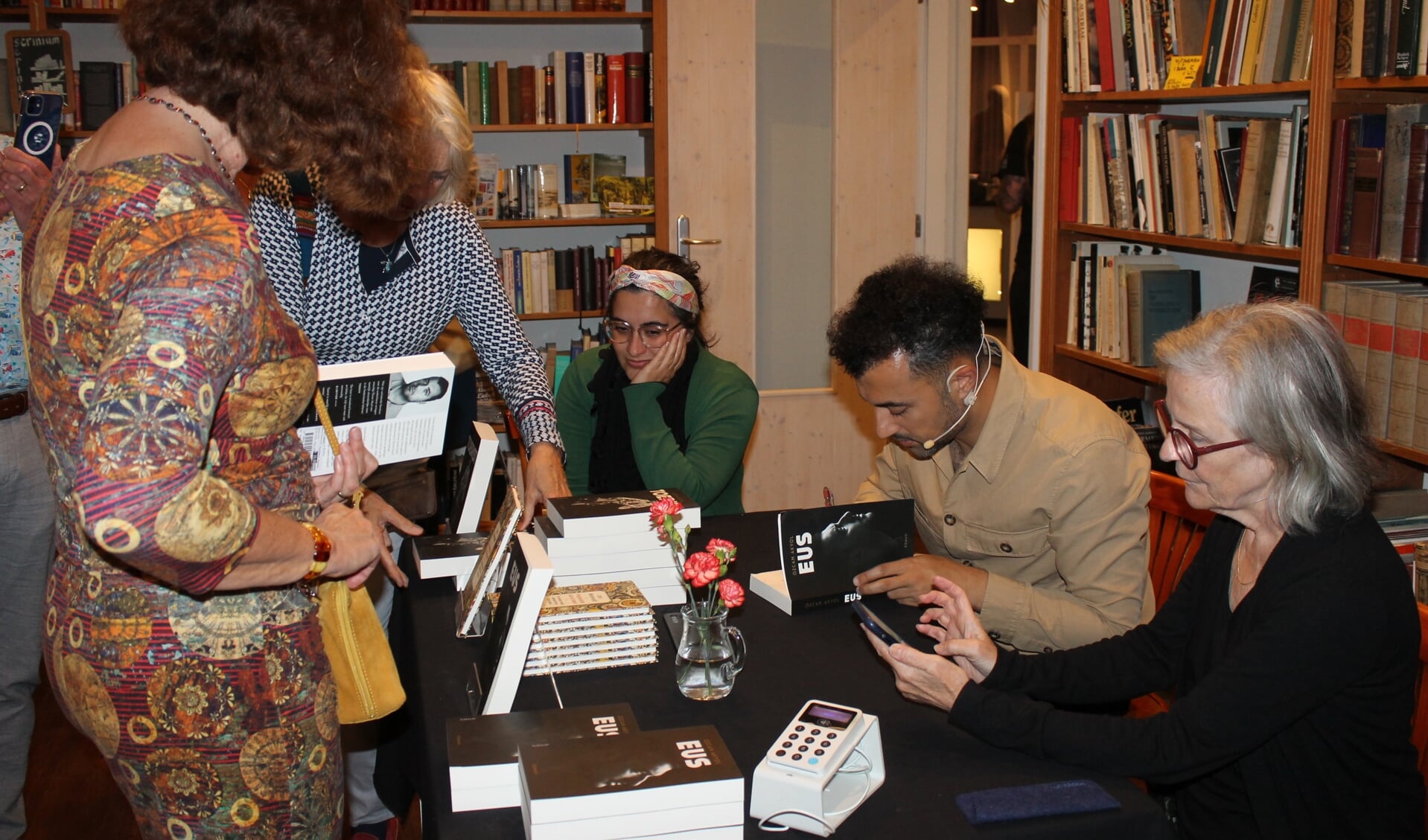 Ozcan Akyol signeert zijn boeken. Foto: Leo van der Linde
